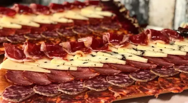 Tabla de embutidos y quesos variados, perfecta para descubrir dónde comer en Peñíscola.