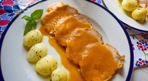 Lomo en salsa con patatas. Un plato principal delicioso y jugoso, perfecto para una comida familiar.