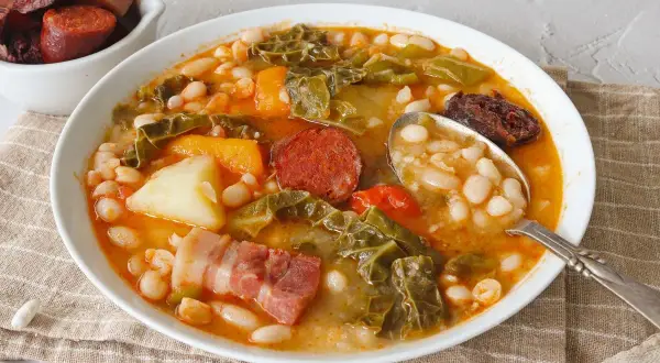 Un reconfortante cocido montañés con alubias blancas, col, patatas, chorizo y tocino. ¡Un plato perfecto para los días fríos!