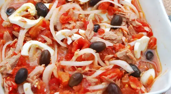 Ensalada murciana con atún desmigado, tomate, cebolla, huevo duro y aceitunas negras. ¡Un plato fresco y delicioso!