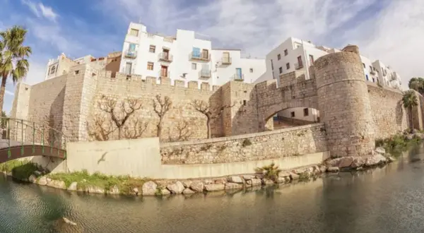 Vista de Peñíscola desde el agua, con su imponente castillo y casas blancas.