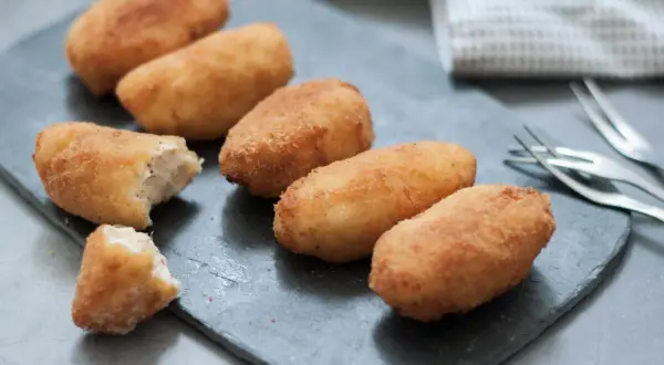 Croquetas de pollo doradas y crujientes, una delicia casera lista para disfrutar.