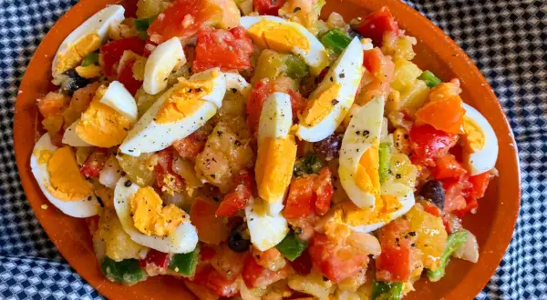 Ensalada de patatas, tomate, pimiento y huevo duro, un ejemplo de ensaladas originales y refrescantes.