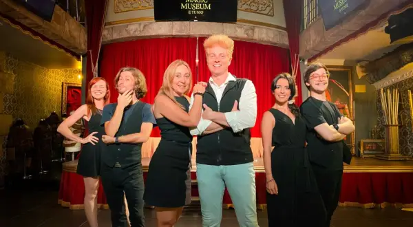 El equipo del mago Yunke posa sonriente en el Magic Museum de Peñíscola, un lugar lleno de magia y misterio.