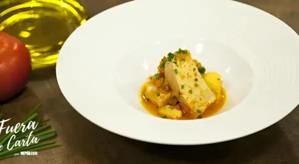Delicioso marmitako receta de la abuela, con trozos de bonito, patatas y verduras en una salsa sabrosa.