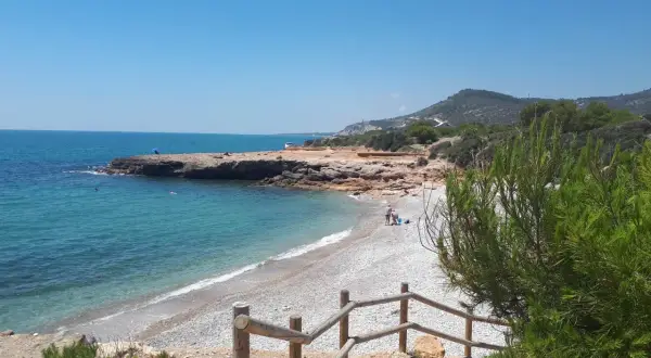 La cala Puerto Negro, con sus aguas turquesas y playa de guijarros, invita a disfrutar del sol y el mar.