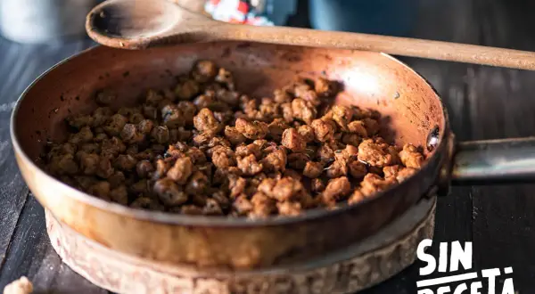 Soja texturizada dorada y crujiente en sartén de cobre, lista para ser el ingrediente estrella de tu próxima comida.