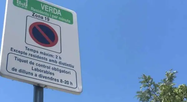 Señal de zona verde en Peñíscola, Zona 19. Prohibido estacionar excepto residentes con distintivo. Máximo 2 horas, tique obligatorio de lunes a viernes de 8 a 20h.