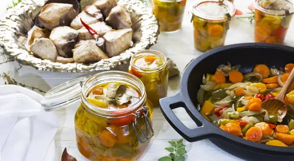 Un bonito en escabeche, preparado con verduras y conservado en frascos. Un plato delicioso y lleno de sabor.