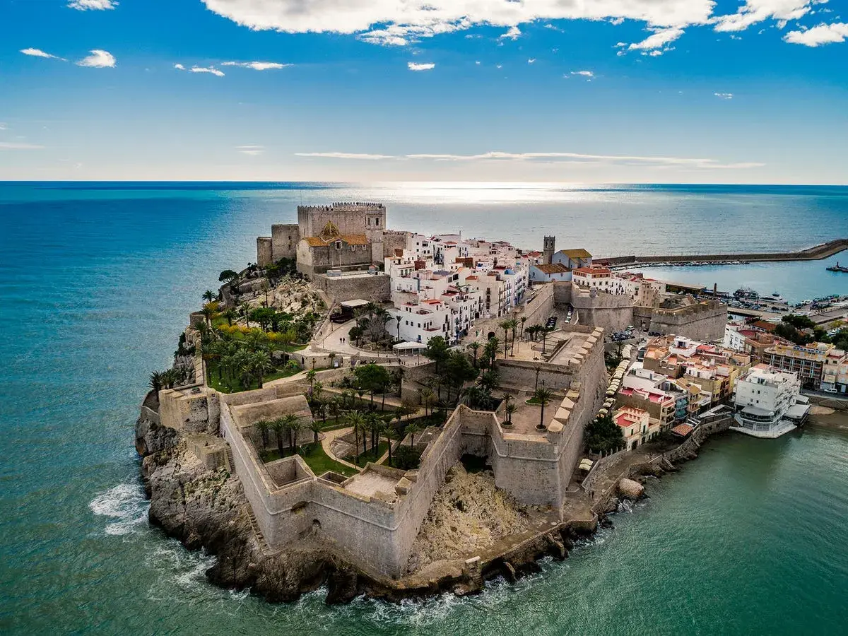 Castillo de Peñíscola y su casco antiguo, un lugar histórico con vistas al mar Mediterráneo. Un destino encantador en Peñíscola y alrededores.