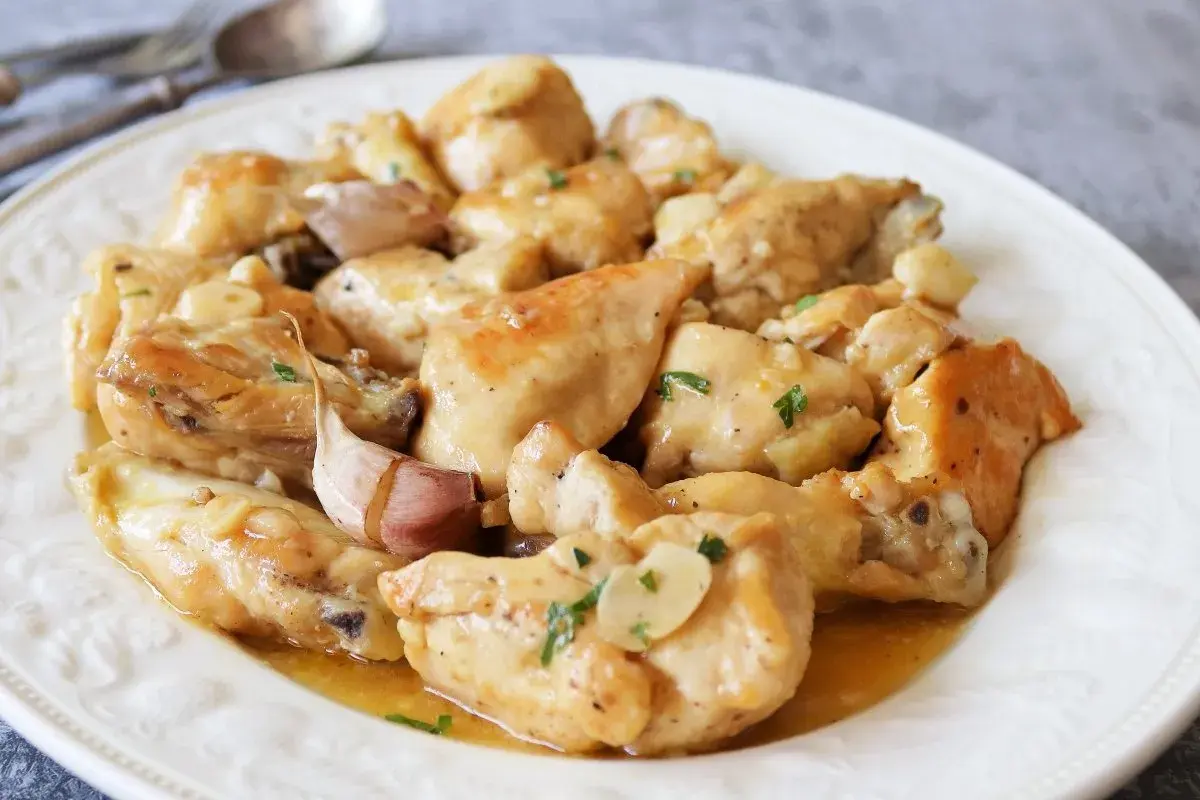 Sabroso pollo al ajillo, perfecto para tus recetas con pollo. Un plato casero que huele delicioso.