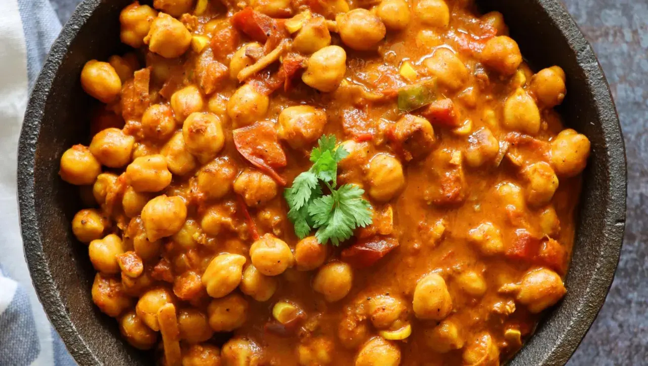 Un cremoso curry de garbanzos con tomate y especias, adornado con cilantro fresco. Un plato reconfortante y lleno de sabor.