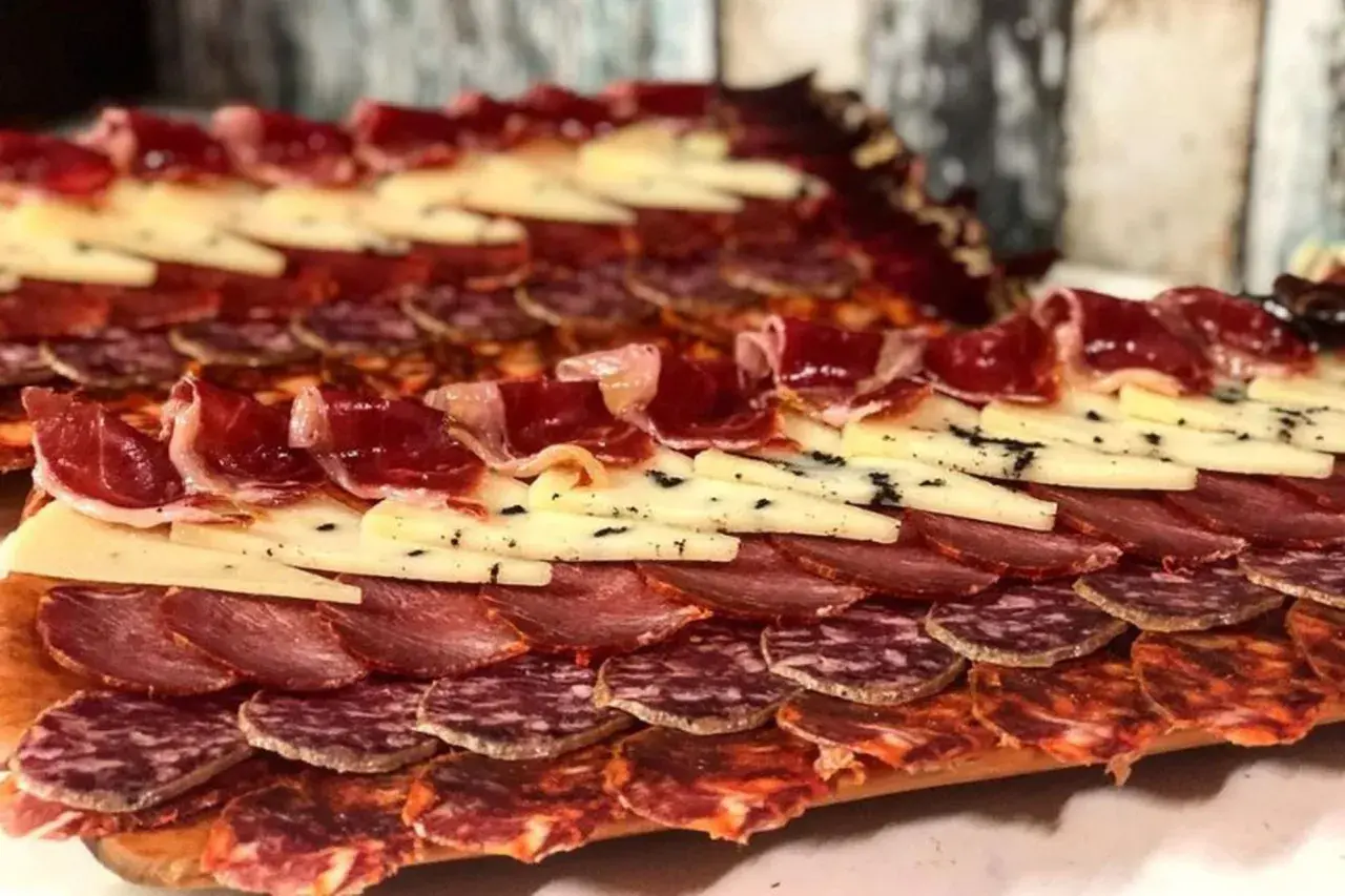 Tabla de embutidos y quesos variados, perfecta para descubrir dónde comer en Peñíscola.