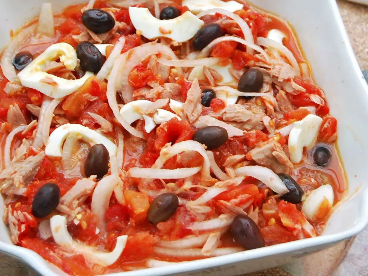 Ensalada murciana con atún desmigado, tomate, cebolla, huevo duro y aceitunas negras. ¡Un plato fresco y delicioso!