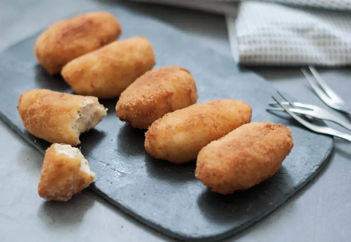 Croquetas de pollo doradas y crujientes, una delicia casera lista para disfrutar.