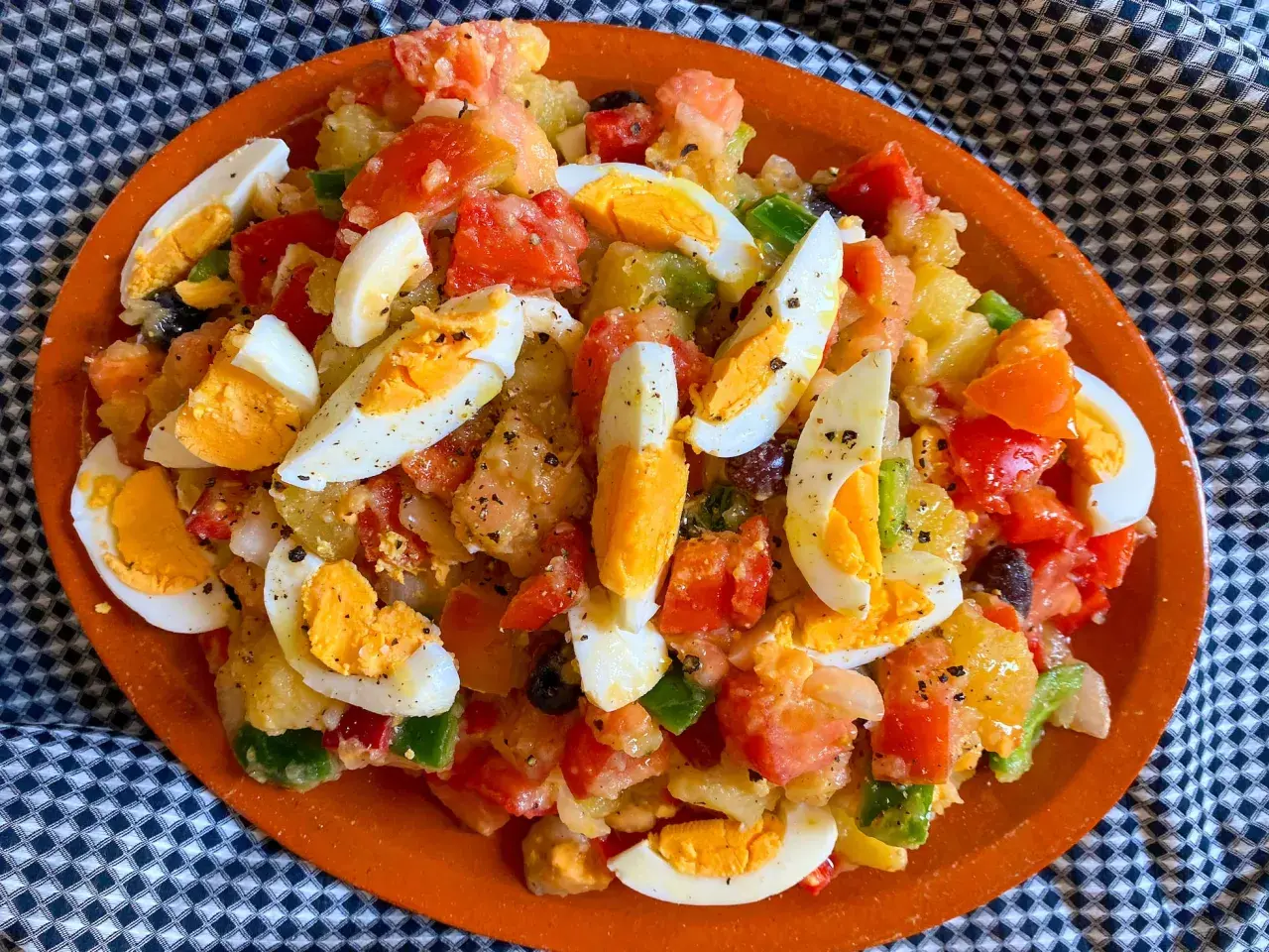 Ensalada de patatas, tomate, pimiento y huevo duro, un ejemplo de ensaladas originales y refrescantes.