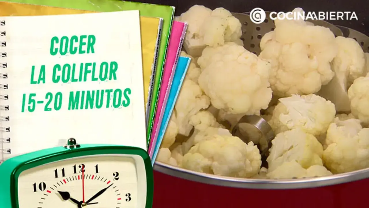 Coliflor cocida en una olla, con un reloj y un cuaderno que indica el tiempo de cocción de la coliflor: 15-20 minutos.