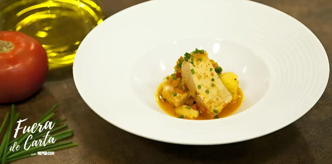 Delicioso marmitako receta de la abuela, con trozos de bonito, patatas y verduras en una salsa sabrosa.