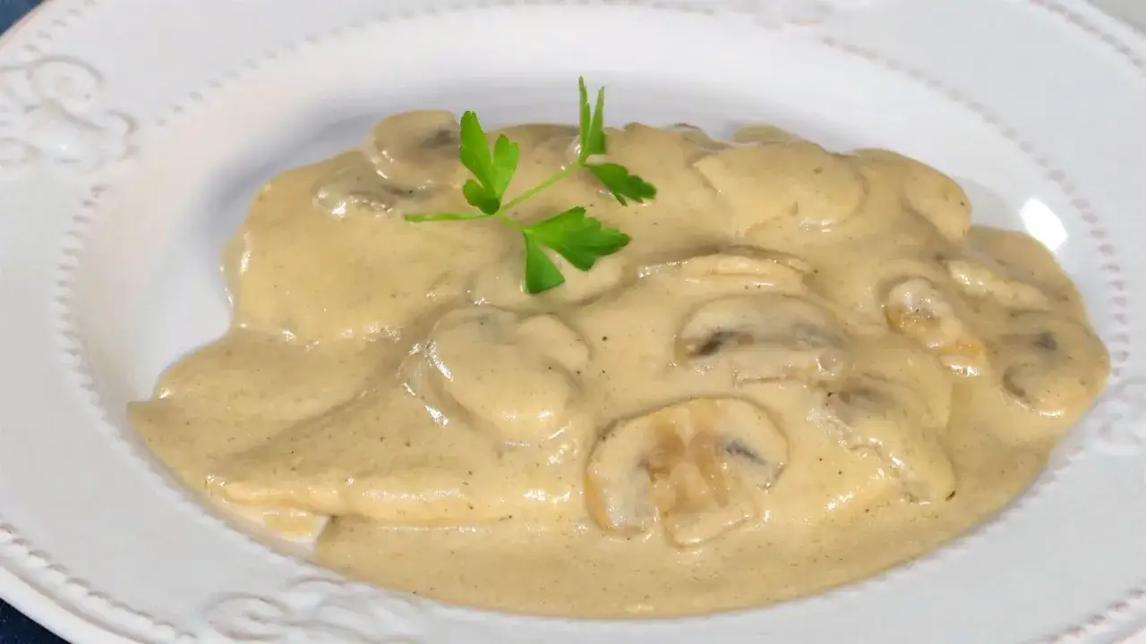 Delicioso pollo con champi&ntilde;ones en salsa cremosa, adornado con perejil fresco. Un plato reconfortante y lleno de sabor.