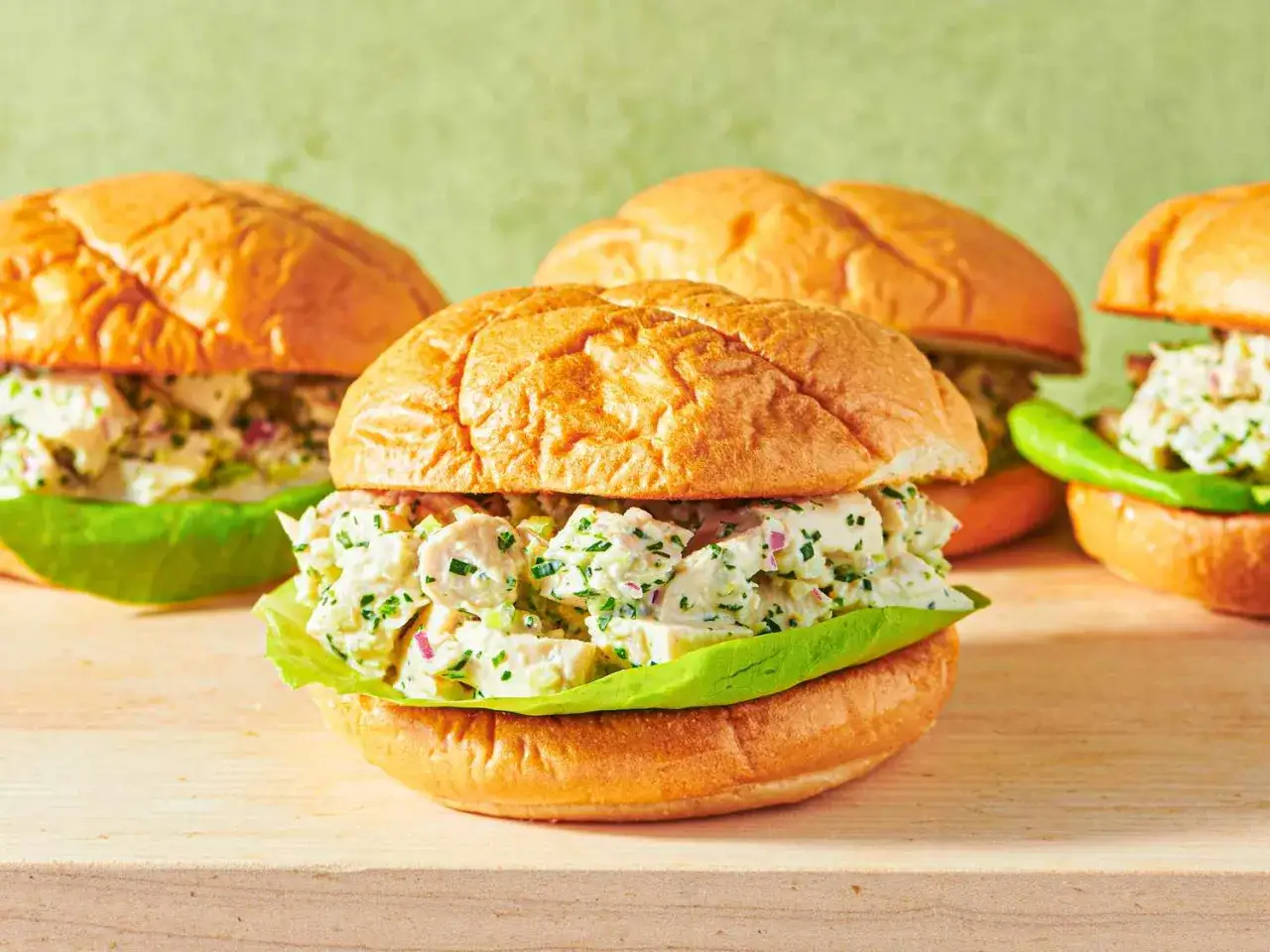Un delicioso sandwich de pollo cremoso, con trozos de pollo, apio y ceboll&iacute;n, servido en un pan suave y tostado.