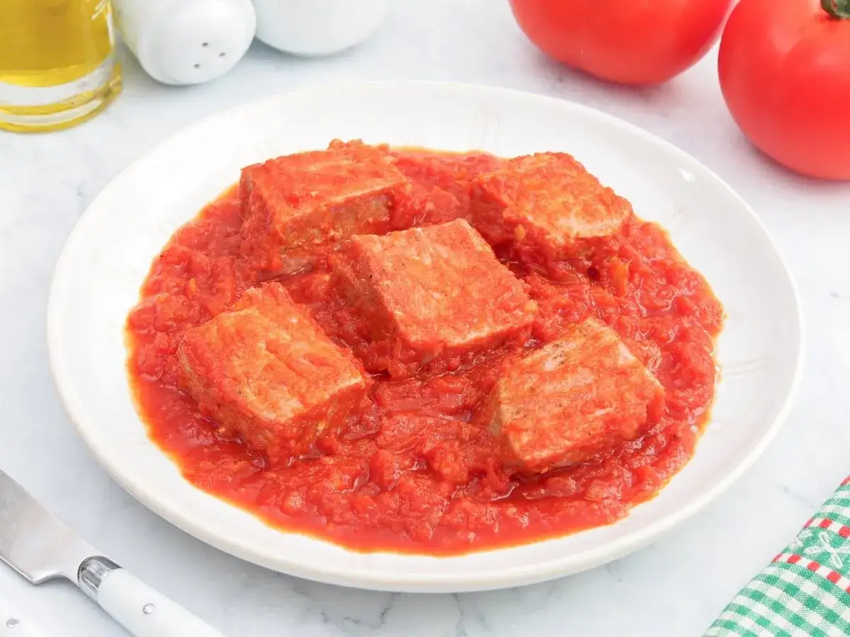Cubos de at&uacute;n en una salsa de tomate casera, un plato sencillo y delicioso.