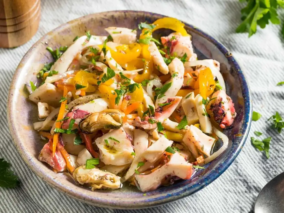 Un refrescante salpic&oacute;n de marisco con pulpo, mejillones y pimientos amarillos, aderezado con perejil fresco.