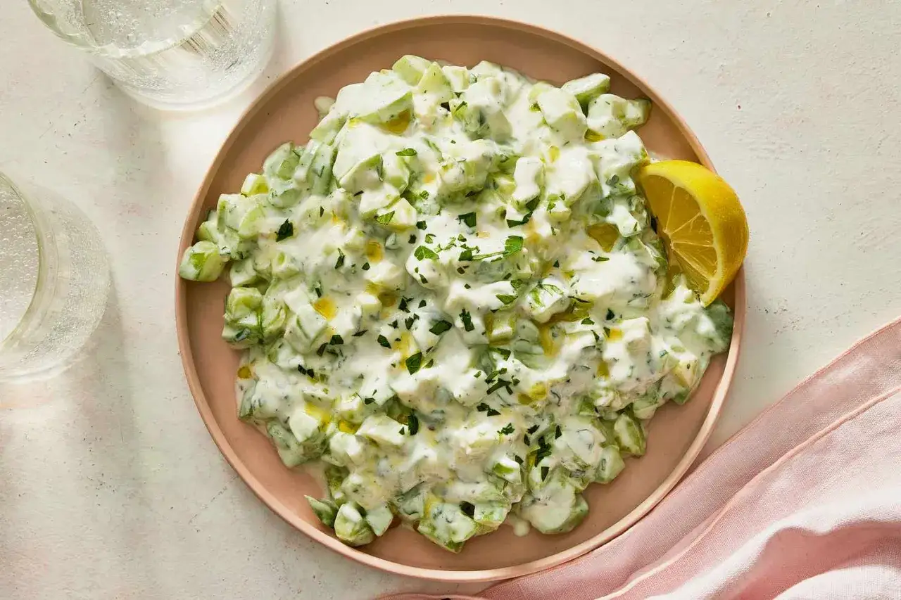 Deliciosa ensalada de pepino cremosa, con hierbas frescas y un toque de lim&oacute;n.
