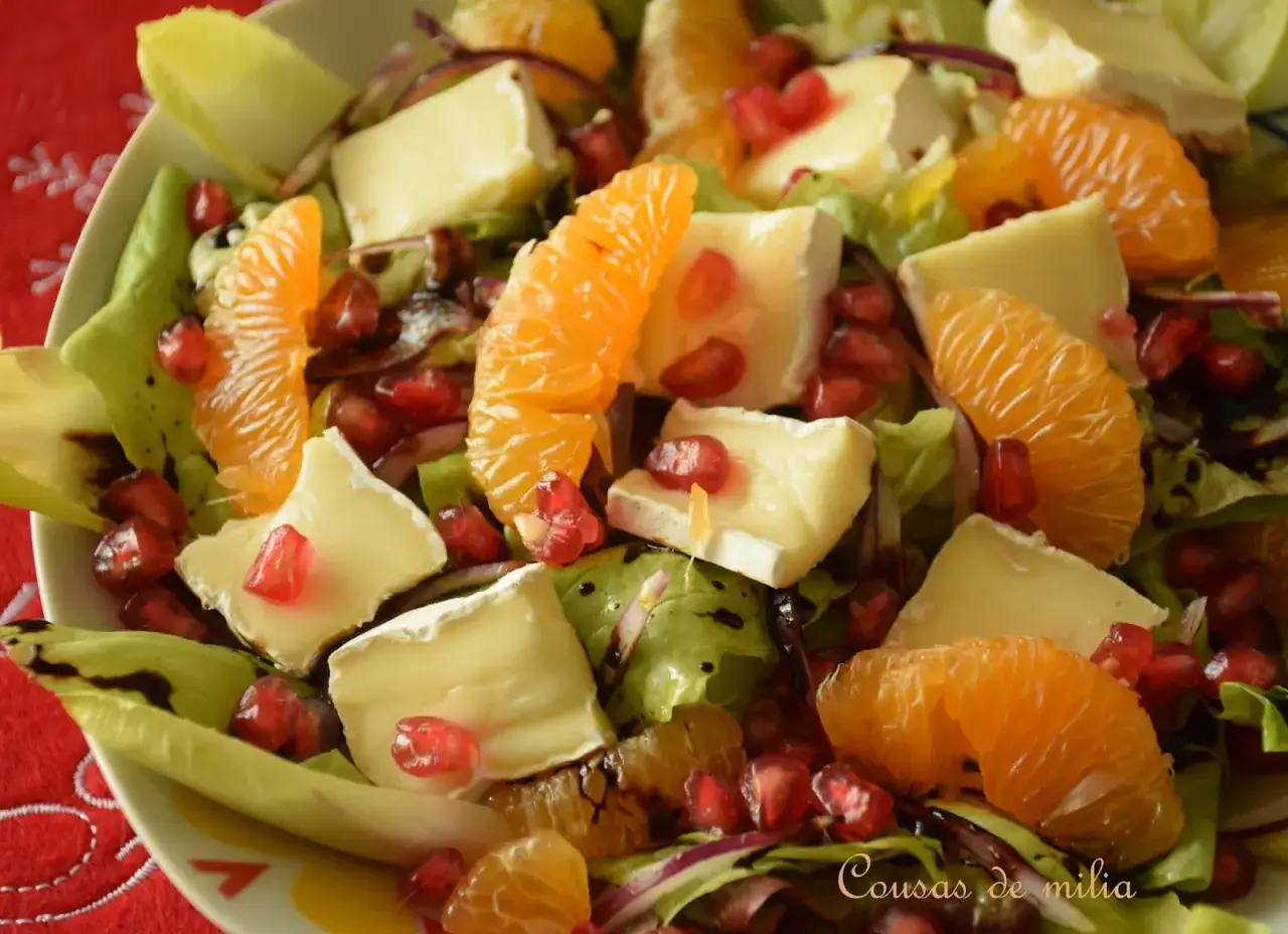 Ensalada con queso brie, gajos de mandarina, granada y aderezo balsámico. ¡Ensaladas originales que conquistan!