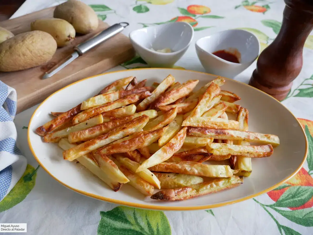 Patatas fritas doradas y crujientes, reci&eacute;n salidas de la freidora de aire. Perfectas para acompa&ntilde;ar cualquier comida.