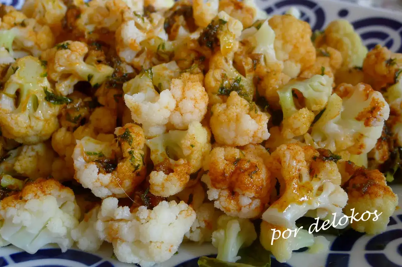 Coliflor al ajillo, con trozos tiernos y dorados, salpicados de perejil fresco y un toque de piment&oacute;n. Un plato sencillo y delicioso.