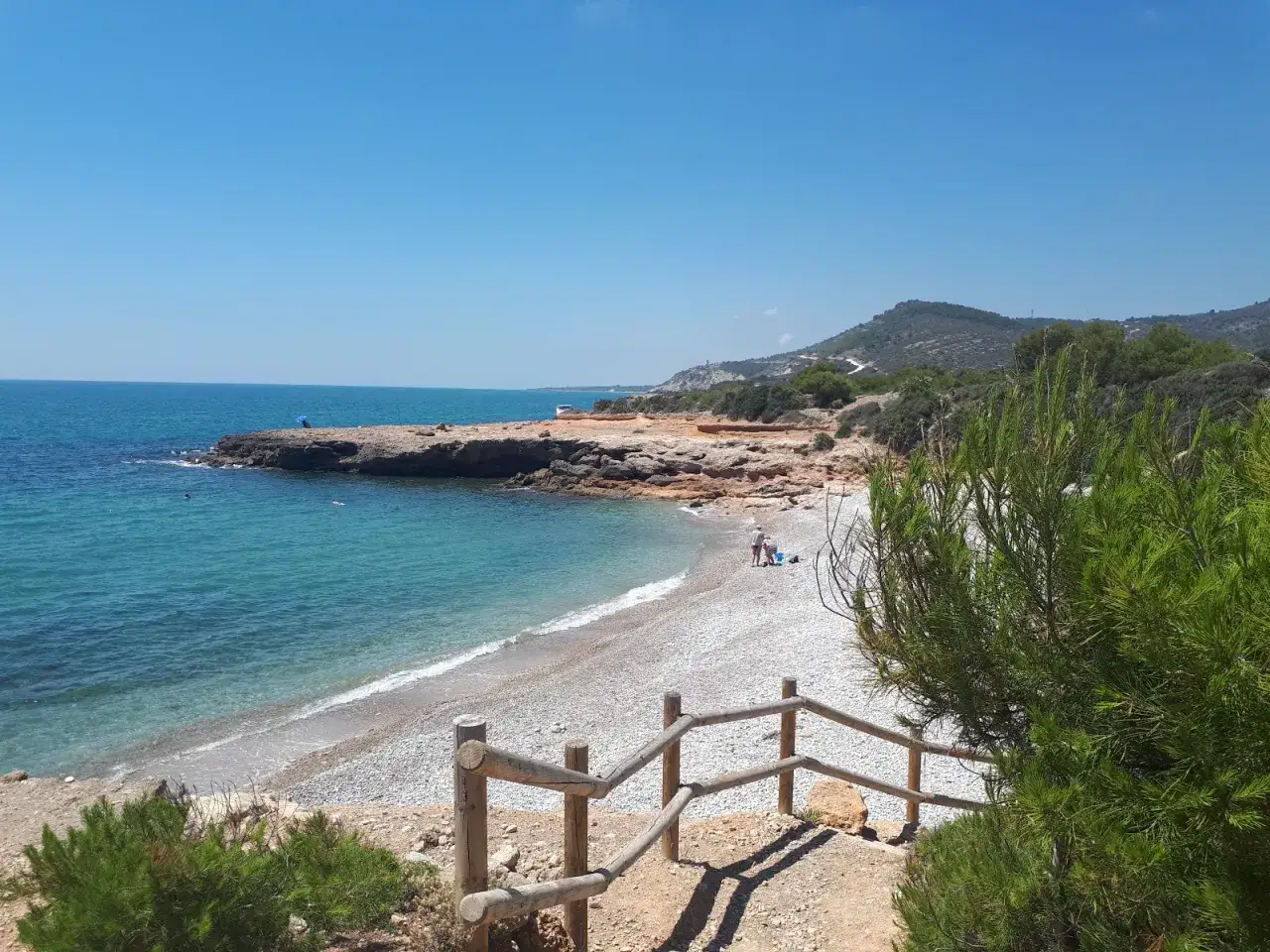 La cala Puerto Negro, con sus aguas turquesas y playa de guijarros, invita a disfrutar del sol y el mar.