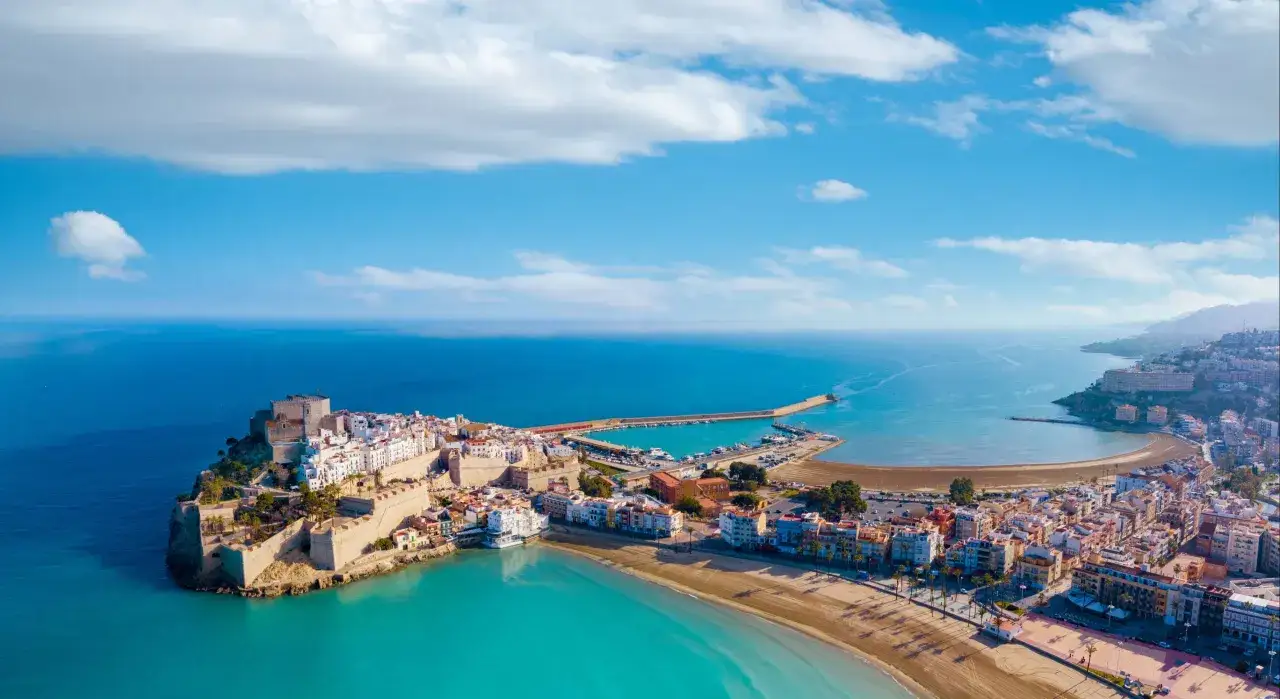 Vista a&eacute;rea de Pe&ntilde;&iacute;scola, un pueblo fortificado en la costa de Castell&oacute;n Costa Azahar, con su castillo, playas y el mar Mediterr&aacute;neo.