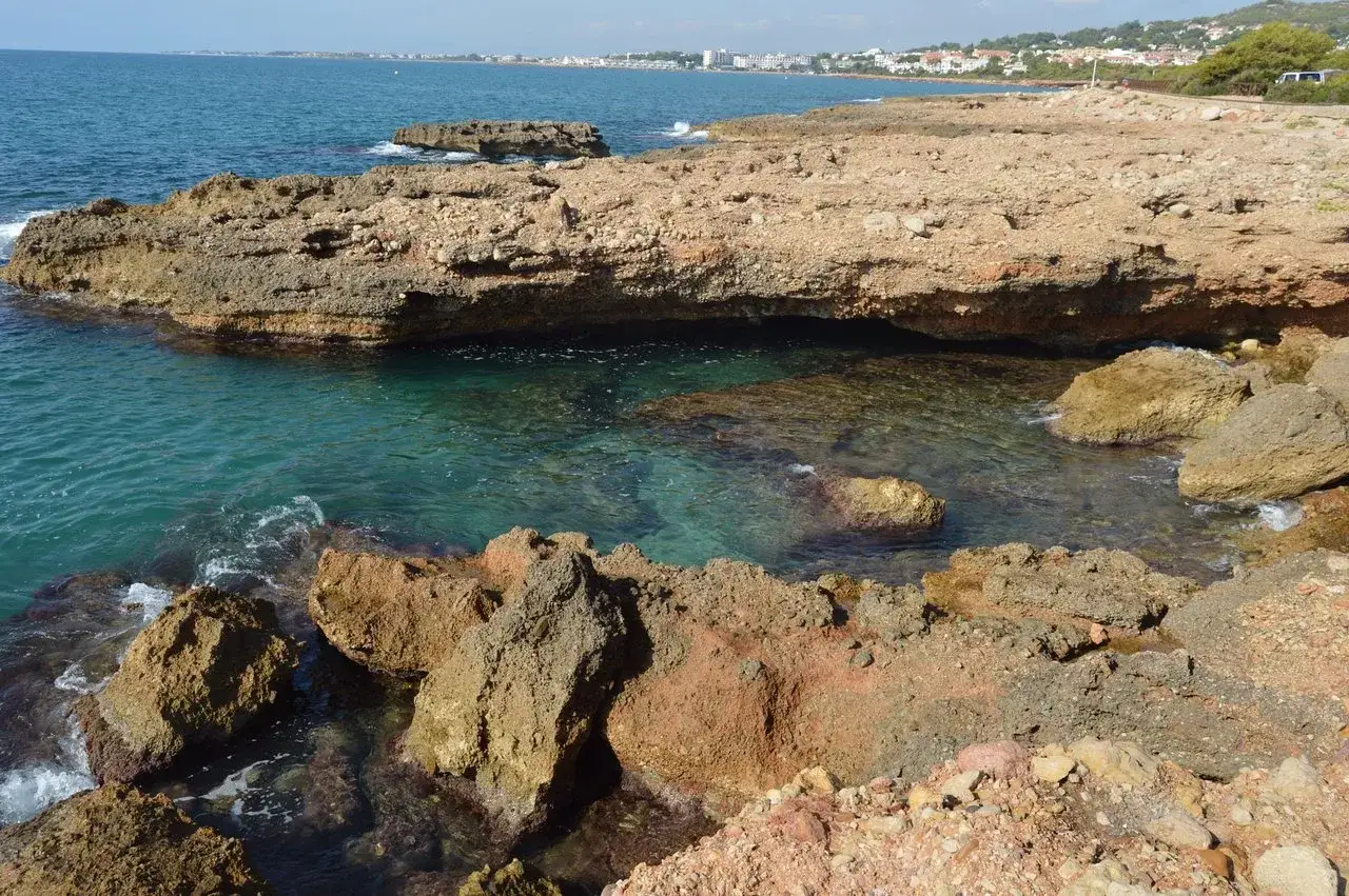 Costa rocosa con aguas cristalinas, ideal para descubrir qu&eacute; ver en Alcossebre.