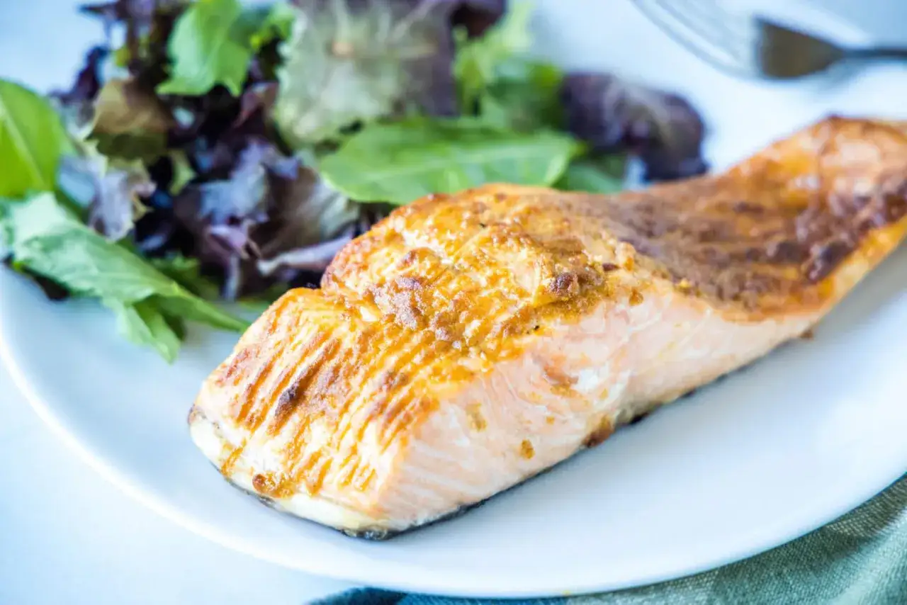 Salm&oacute;n dorado y jugoso, cocinado a la perfecci&oacute;n en freidora de aire, servido con una fresca ensalada.