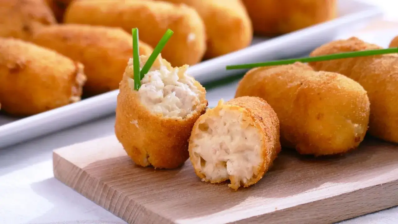 Croquetas de pollo doradas y crujientes, una delicia casera lista para disfrutar.