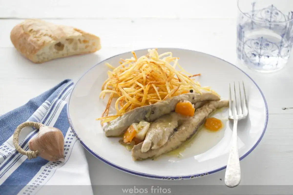 Caballa en escabeche con patatas paja y zanahoria. Un plato delicioso y f&aacute;cil de preparar.
