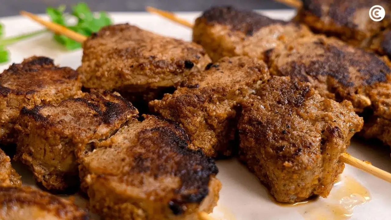 Sabrosos pinchos morunos, jugosos y dorados, listos para disfrutar.