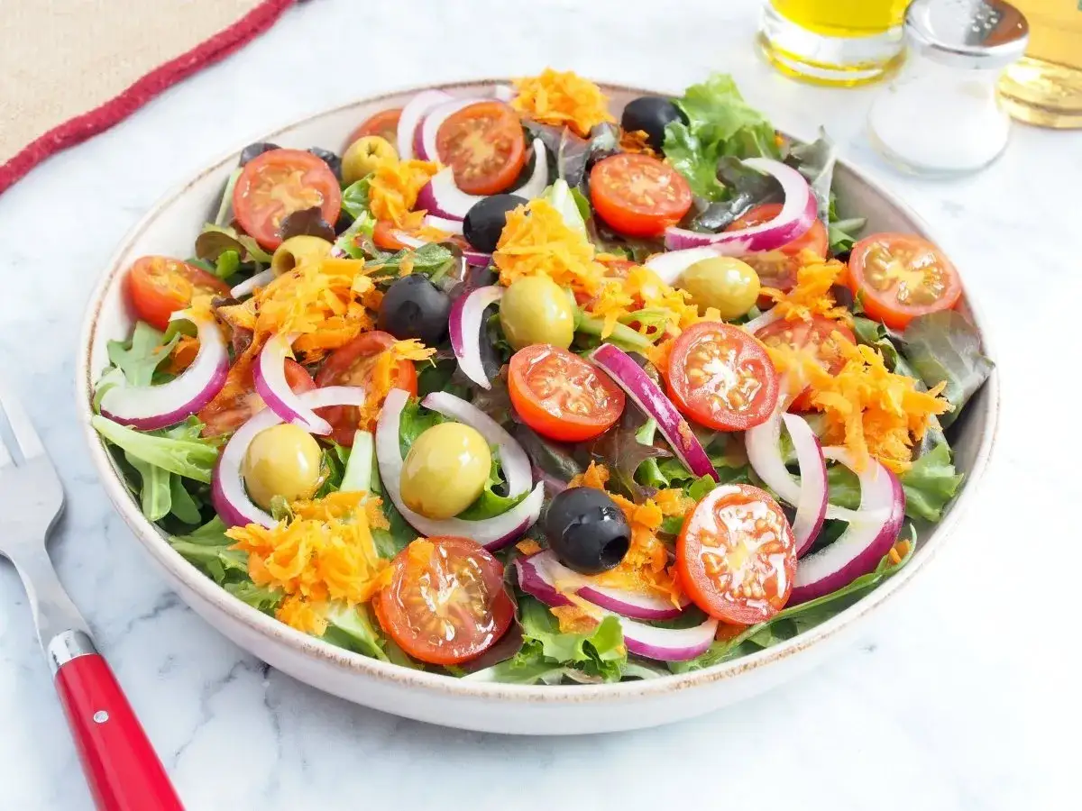 Ensalada fresca con tomates cherry, aceitunas, cebolla morada y zanahoria rallada. Un picoteo f&aacute;cil y r&aacute;pido, perfecto para cualquier momento.