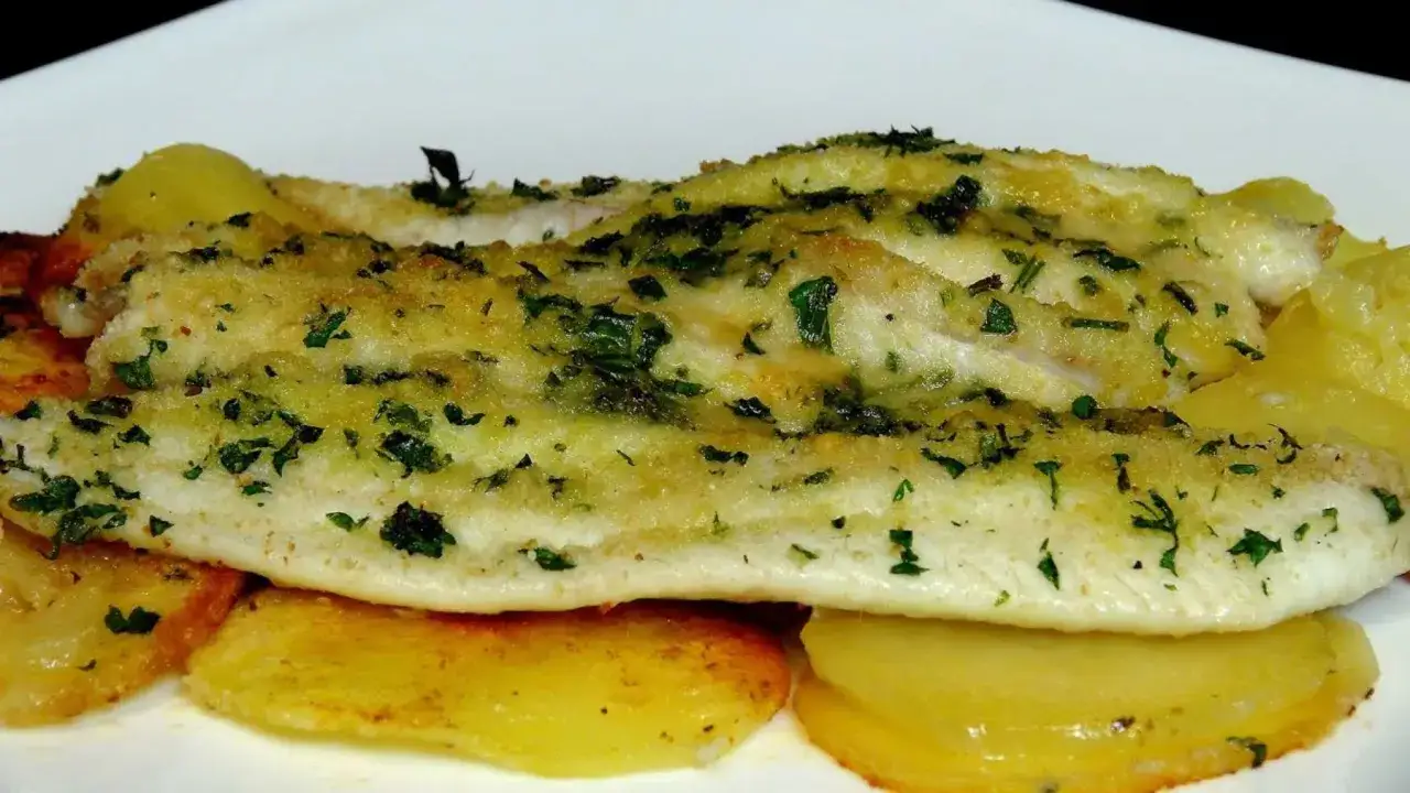 Delicioso lenguado al horno con patatas doradas y hierbas frescas. Un plato sencillo y sabroso.