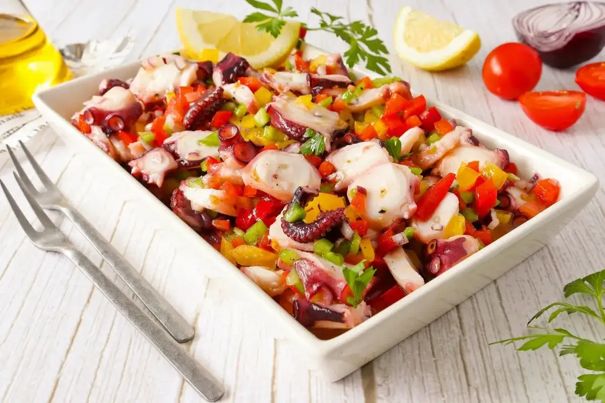 Ensaladilla de pulpo fresca y colorida, con pimientos, cebolla y tomate. Perfecta para un d&iacute;a de verano.