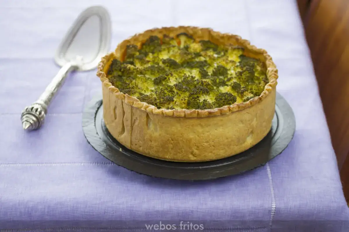 Un delicioso quiche de verduras, con una masa dorada y un relleno abundante de brócoli, listo para ser servido.
