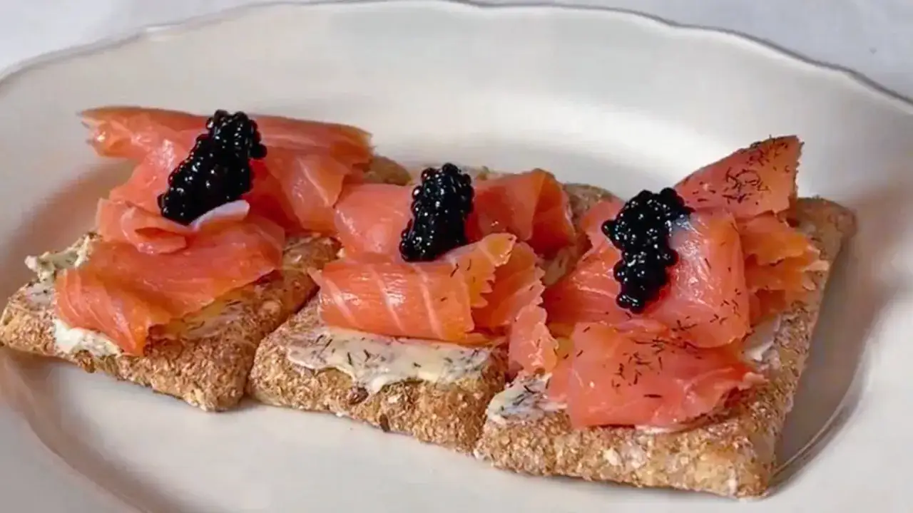 Delicioso salm&oacute;n marinado en tostadas integrales con crema y caviar negro.
