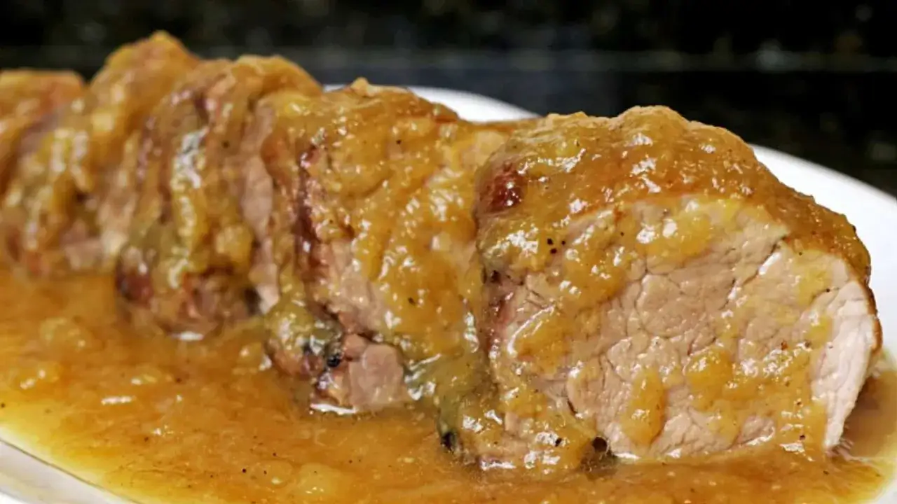 Lomo en salsa, jugoso y tierno, ba&ntilde;ado en una deliciosa salsa dorada. Un plato principal que invita a disfrutar.