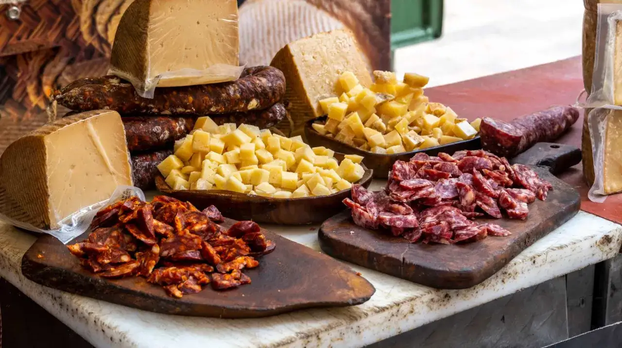 Tabla de quesos y embutidos, con un delicioso tartar de salchich&oacute;n como protagonista.