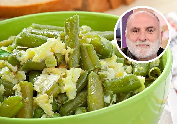 Judías verdes con patatas y huevo revuelto en un cuenco verde. Un hombre con barba sonríe en un círculo superpuesto.