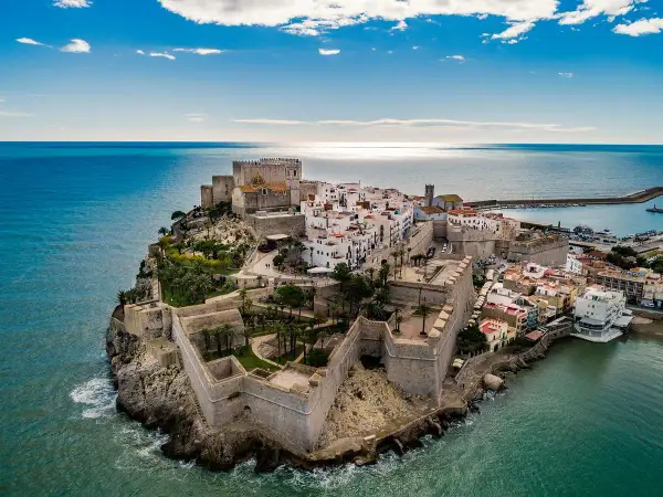 Castillo de Peñíscola y su casco antiguo, un lugar histórico con vistas al mar Mediterráneo. Un destino encantador en Peñíscola y alrededores.