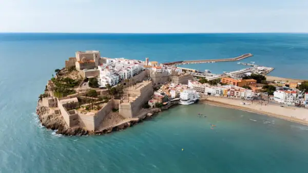 Vista aérea del castillo y el casco antiguo de Peñíscola, con la playa norte y el mar Mediterráneo.