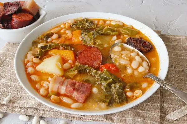 Un reconfortante cocido montañés con alubias blancas, col, patatas, chorizo y tocino. ¡Un plato perfecto para los días fríos!