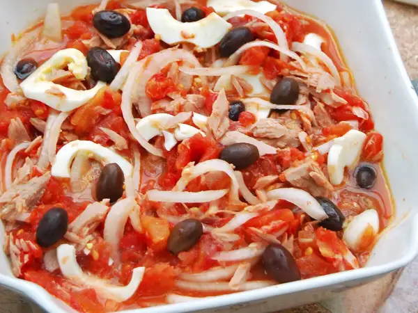 Ensalada murciana con atún desmigado, tomate, cebolla, huevo duro y aceitunas negras. ¡Un plato fresco y delicioso!