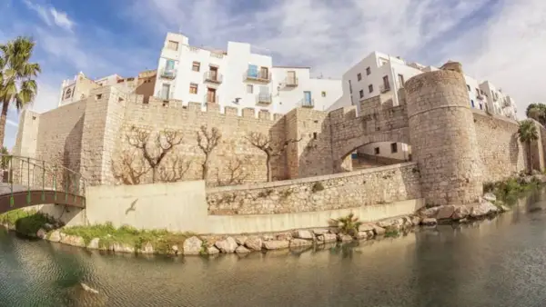 Vista de Peñíscola desde el agua, con su imponente castillo y casas blancas.